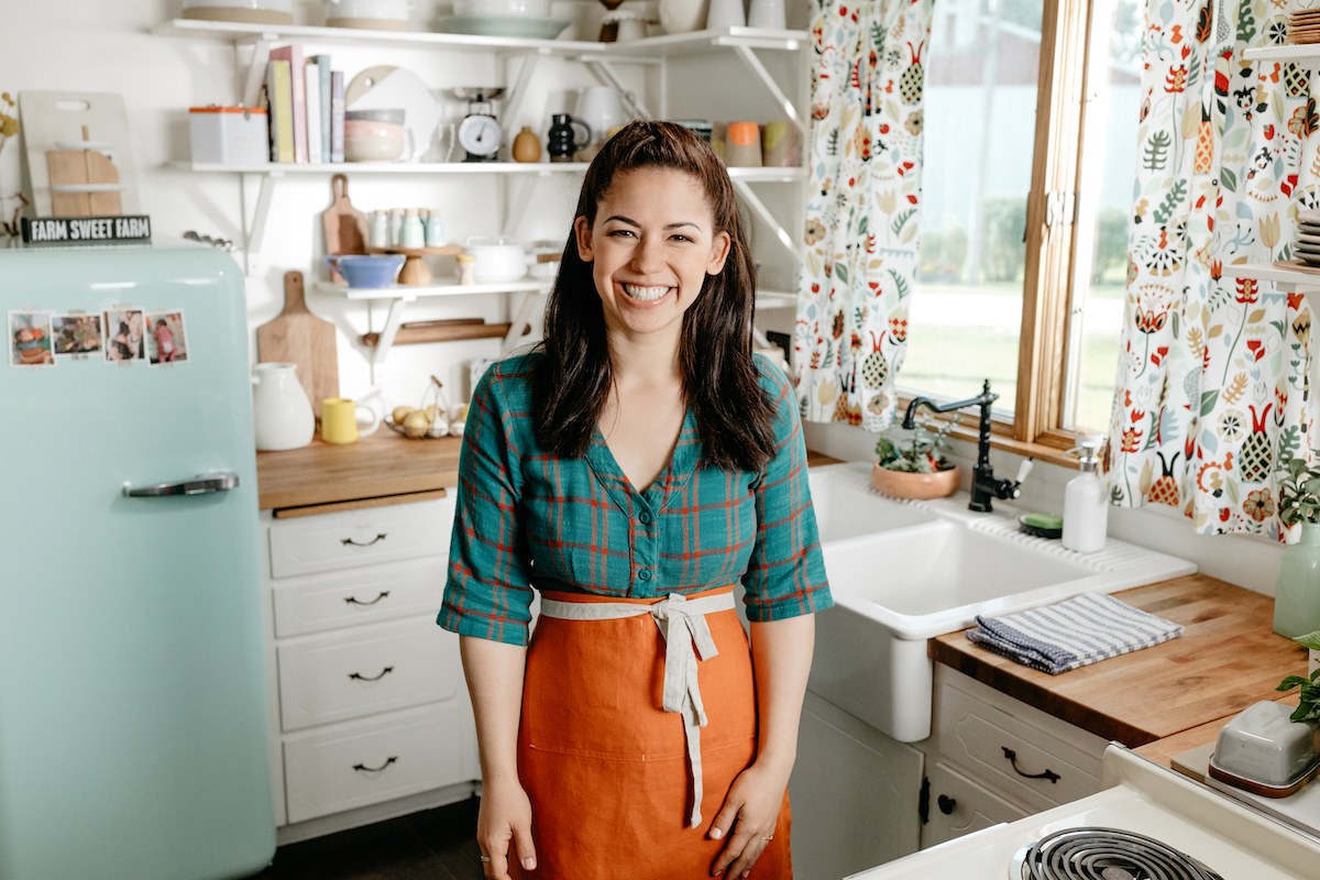 https://www.heyalma.com/wp-content/uploads/2019/09/Molly-Yeh-in-Food-Networks-Girl-Meets-Farm-402.jpeg